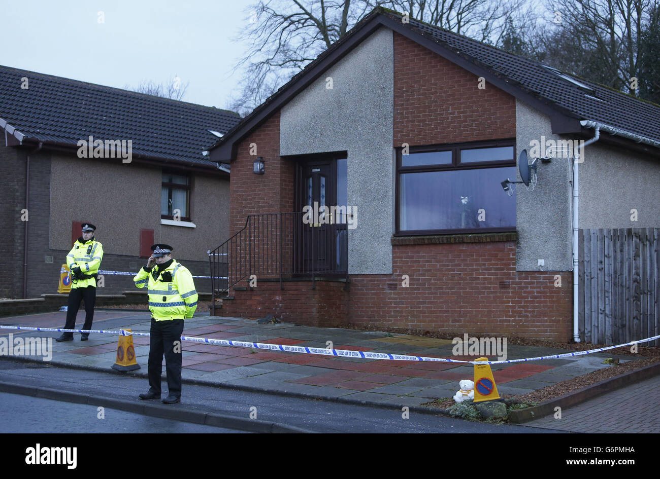 Polizei vor einem Haus in Kirkcaldy, Schottland, nach der Leiche eines Kindes, die vermutlich der des vermissten 3-jährigen Mikaeel Kular war, wurde gefunden. Stockfoto