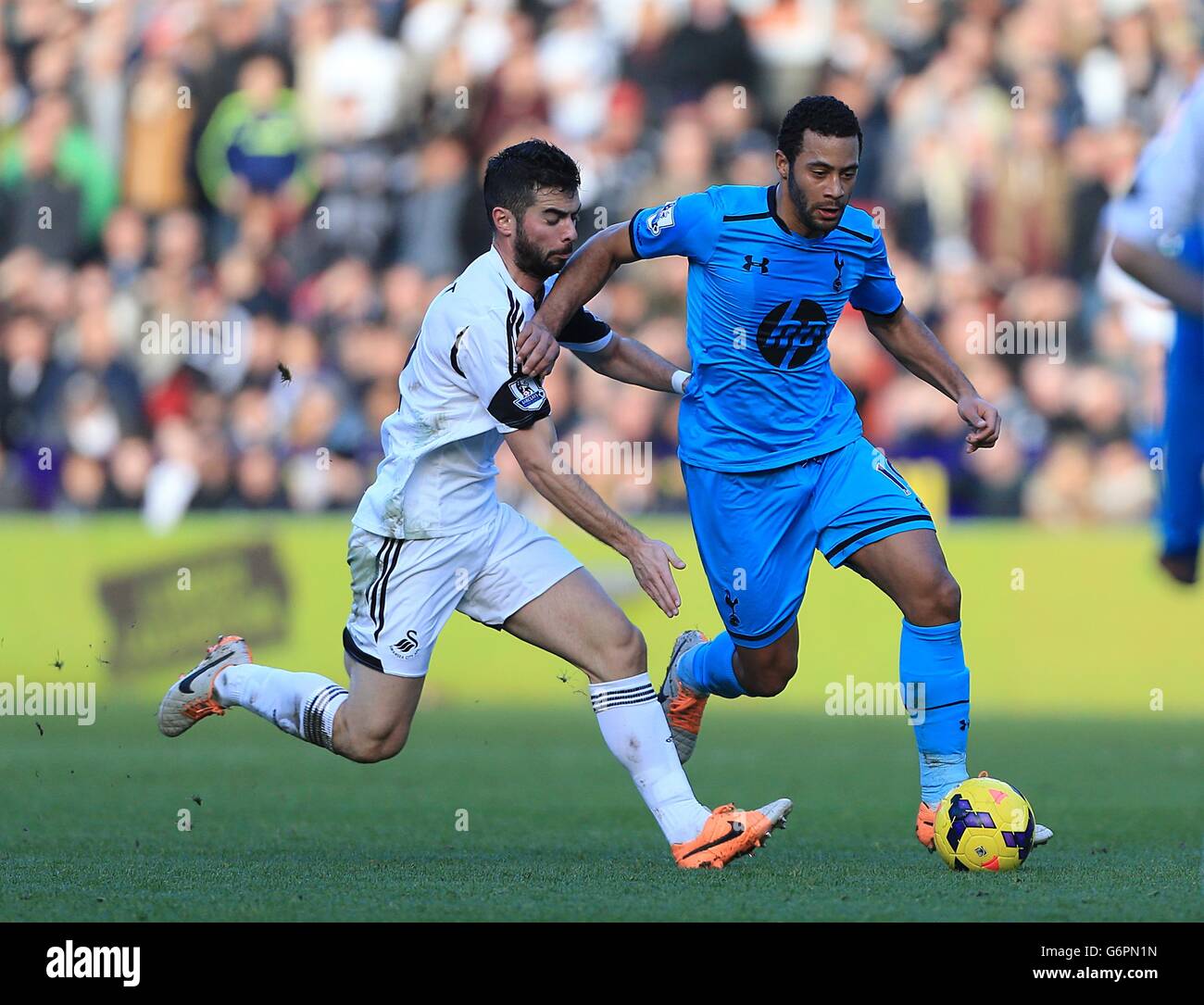 Fußball - Barclays Premier League - Swansea City / Tottenham Hotspur - Liberty Stadium. Tottenham Hotspur's Mousa Dembele (rechts) und Jordi Amat (links) von Swansea City kämpfen um den Ball Stockfoto