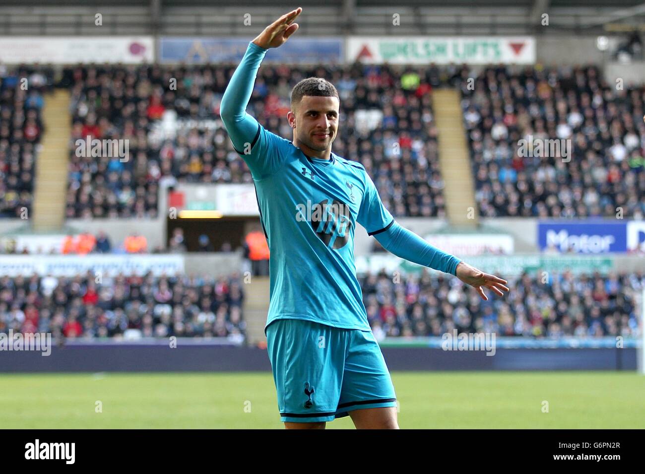 Fußball - Barclays Premier League - Swansea City / Tottenham Hotspur - Liberty Stadium. Kyle Walker von Tottenham Hotspur feiert ihr zweites Tor, ein eigenes Tor, das Chico Flores von Swansea City erzielte (nicht im Bild) Stockfoto