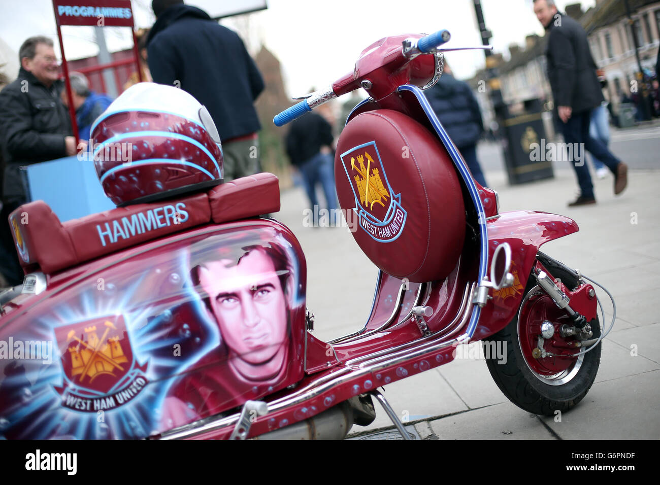 Ein Roller, der vor dem Spiel der Barclays Premier League im Upton Park, London, in den Vereinsfarben von West Ham United lackiert wurde. DRÜCKEN SIE VERBANDSFOTO. Bilddatum: Samstag, 18. Januar 2014. Siehe PA Geschichte FUSSBALL West Ham. Bildnachweis sollte lauten: Stephen Pond/PA Wire. Stockfoto