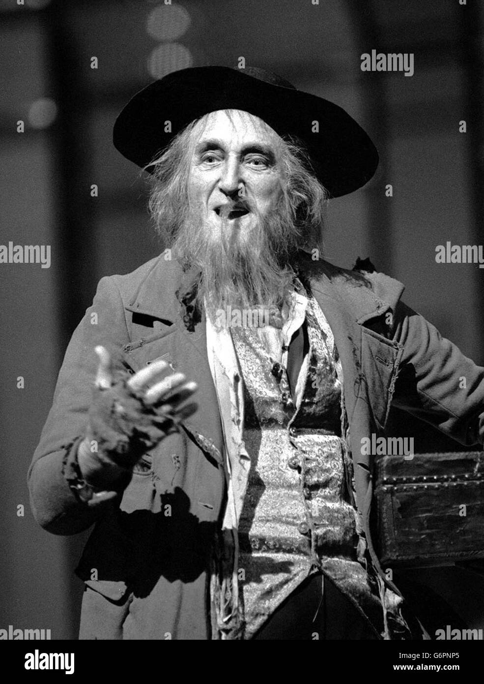 Ron Moody als Fagin bei den Proben für die Royal Variety Performance 1985 in London. 01/02/2003; Original Oliver! Der Bösewicht Moody kehrt zu Ostern zu seiner Hauptrolle zurück - Taschendiebe Fagin im Marlowe Theatre in Canterbury. Der 80-jährige Star wurde für seinen Star-Part im Klassiker von 1968 für einen Oscar nominiert. Aber es ist 20 Jahre her, dass der in London geborene Moody zuletzt als Dickens-Figur spielte und fingerlose Handschuhe und einen fadenscheinigen Mantel in einer West End-Musikproduktion des Buches Oliver Twist trug. Stockfoto