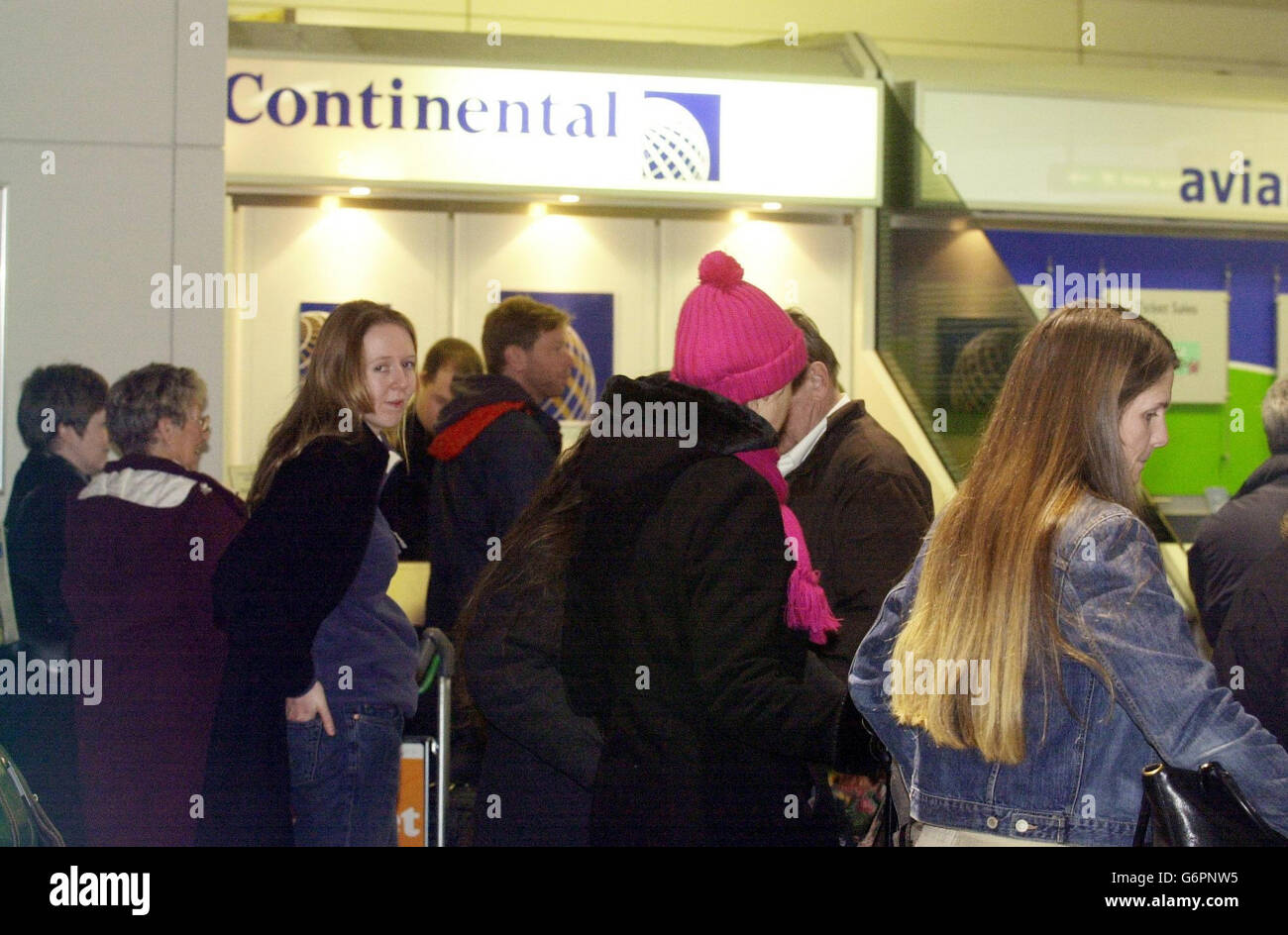 Passagiere, die am Flughafen Glasgow gestrandet waren, nachdem ihr Flug von Continental Airlines nach Los Angeles aufgrund eines Sicherheitsalarms gestrichen wurde. Es war einer von sechs transatlantischen Flügen aus Großbritannien und Frankreich, die auf terroristischen Bedrohungen beruhen. Stockfoto