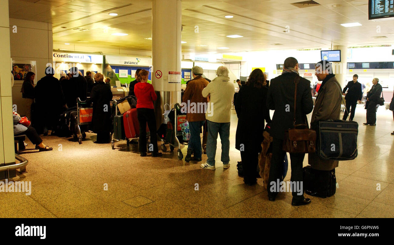 Passagiere, die am Flughafen Glasgow gestrandet waren, nachdem ihr Flug von Continental Airlines nach Los Angeles aufgrund eines Sicherheitsalarms gestrichen wurde. Es war einer von sechs transatlantischen Flügen aus Großbritannien und Frankreich, die auf terroristischen Bedrohungen beruhen. Stockfoto