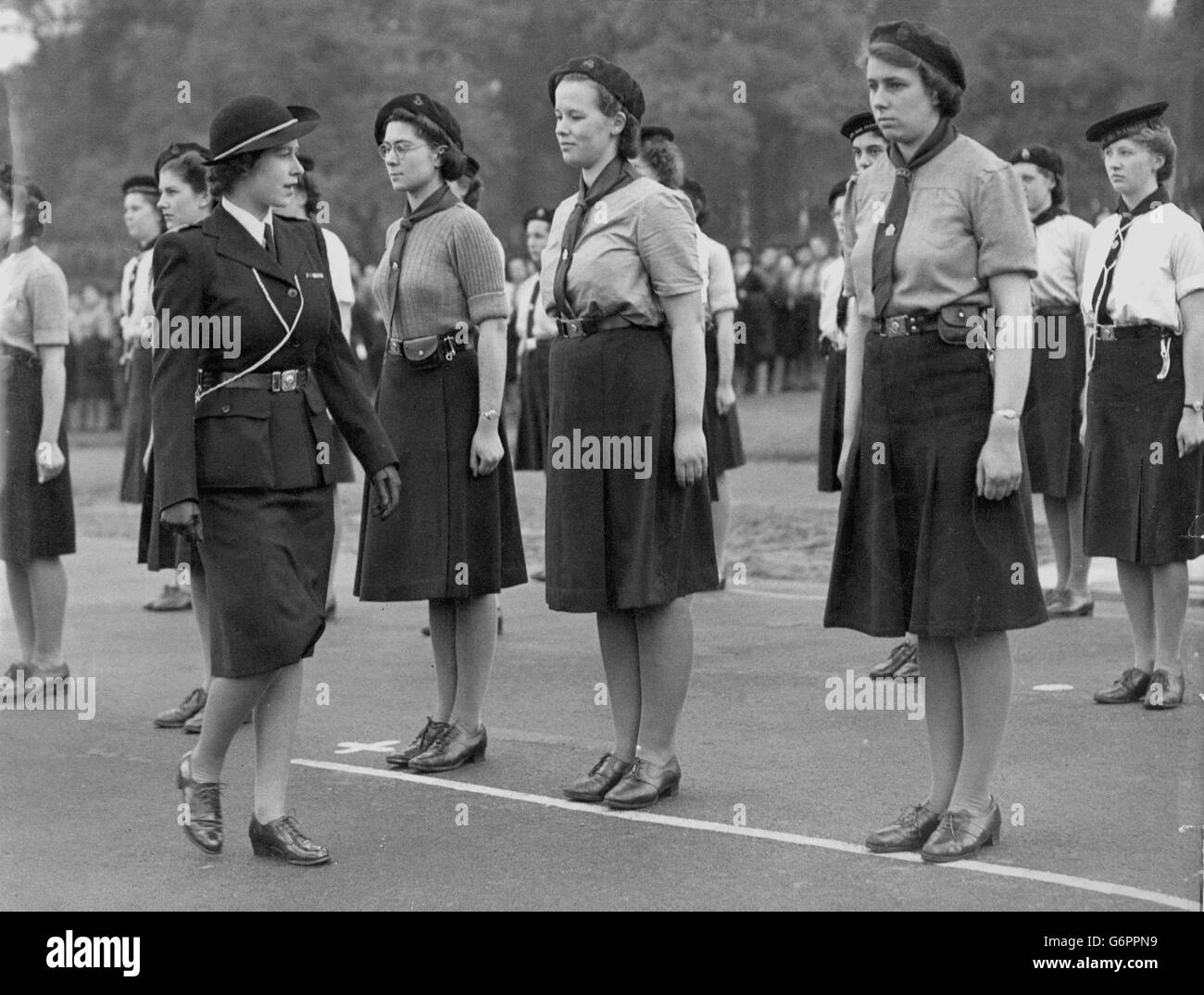 Prinzessin Elizabeth inspiziert die Girl Guides im Hyde Park, London, die an einem Trommelkopfdienst teilnehmen und vorbeimarschieren sollen. Stockfoto