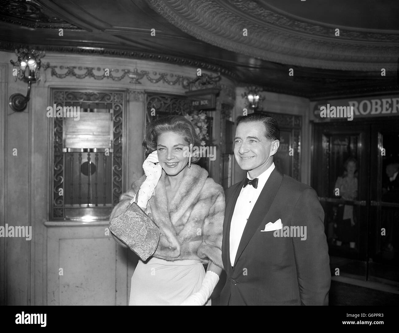 Schauspielerin Lauren Bacall bei einer königlichen Vorstellung von „The Horses Mouth“ in London. Stockfoto