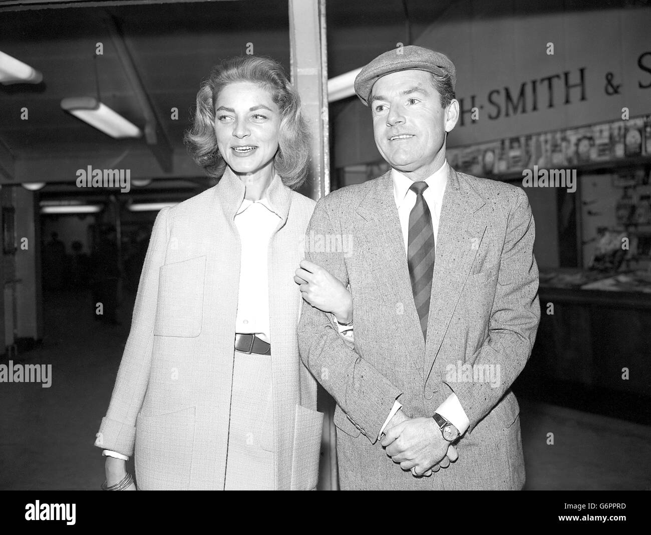 Die amerikanische Schauspielerin Lauren Bacall und der britische Schauspieler Kenneth More am Flughafen London. Sie flogen nach Indien, um Szenen für ihren Film North West Frontier zu drehen. Stockfoto