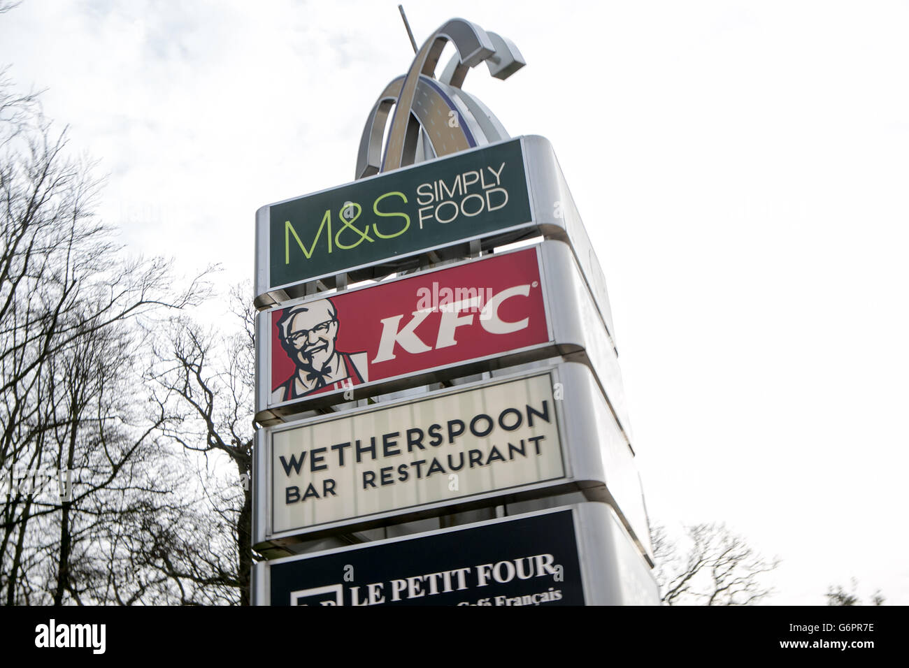 Der neue JD Weatherspoon Pub, The Hope and Champion, der im M40 Services in Beaconsfield, Buckinghamshire, eröffnet wurde Stockfoto