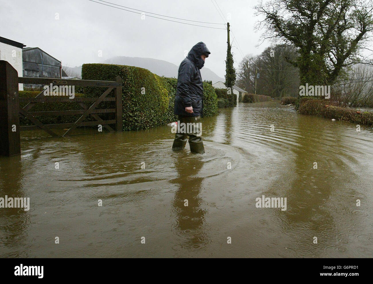 Ein Landwirt in Maenan im Norden von Wales macht sich auf den Weg, durch die Überschwemmungen im Conway-Tal. Viele Teile Großbritanniens sind heute auf heftige Regenstürme vorbereitet, da die Zahl der Hochwasserwarnungen in England und Wales auf 62 gestiegen ist. Prognostiker sagen, dass bis zu 20 mm Regen im Westen Englands und weitere 25-50 mm wahrscheinlich in Gebieten mit hohem Boden möglich sind. Stockfoto