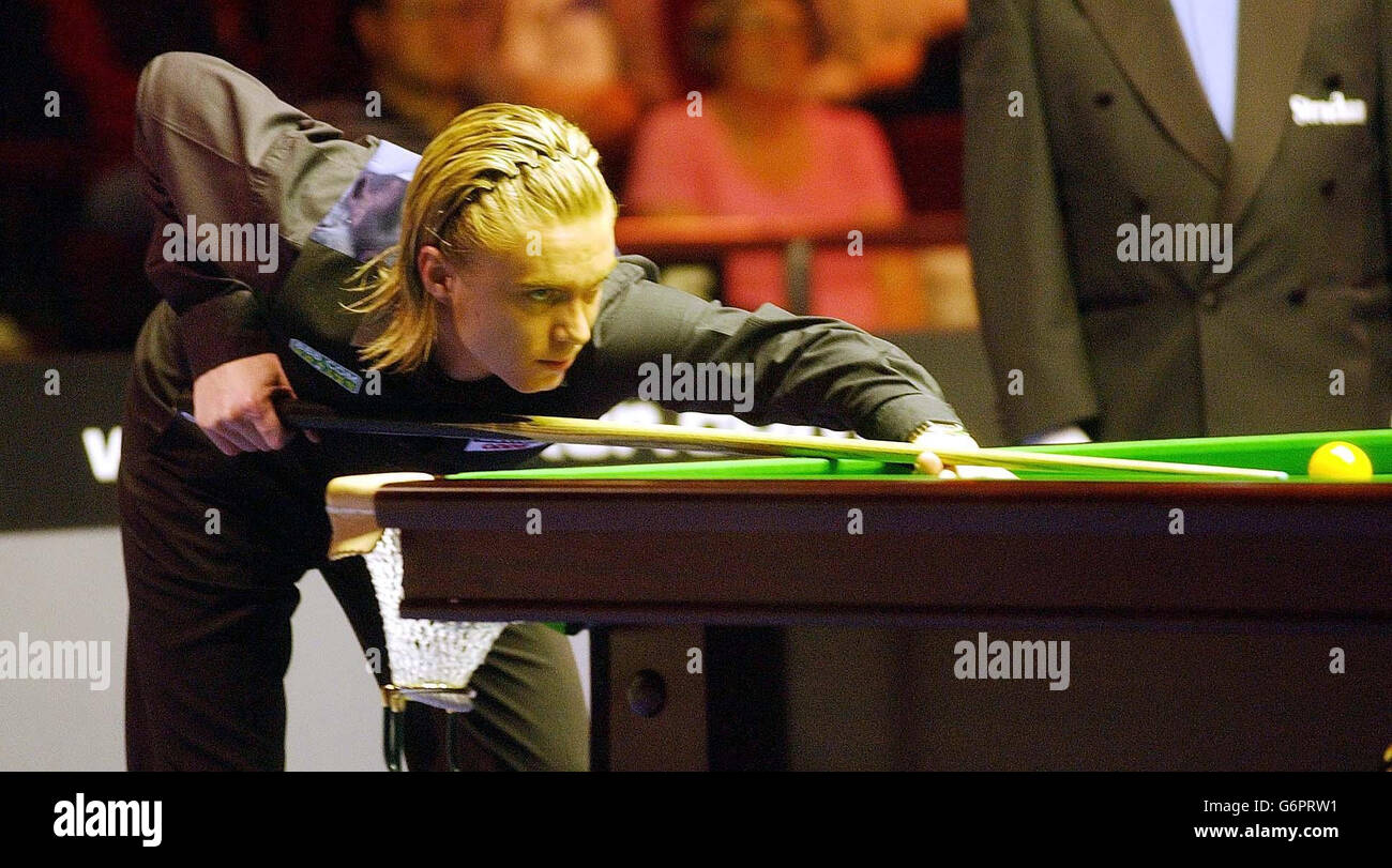 Paul Hunter aus England beim Spiel gegen Mark Williams aus Wales, beim Masters Snooker im Viertelfinale des Wembley Conference Center. Stockfoto