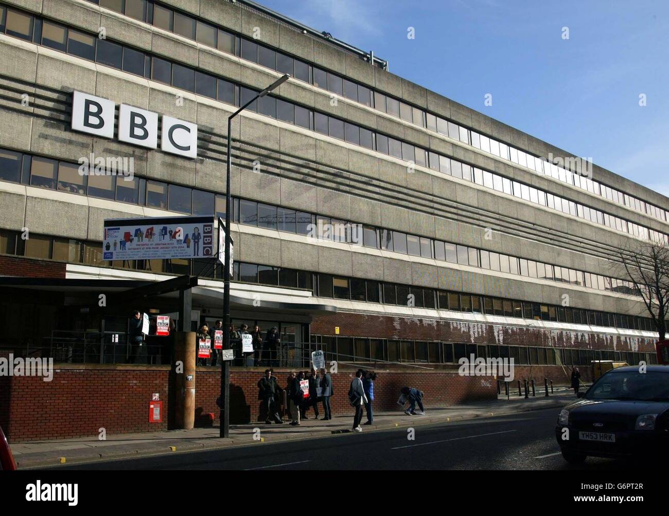 Gesamtansicht der BBC-Studios auf der Oxford Road in Manchester. Vor den Büros und Studios der BBC in ganz Großbritannien sollten Demonstrationen abgehalten werden, um jeden Versuch, die Unabhängigkeit der Organisation zu schwächen, anzufechten. *07/12/04: BBC-Mitarbeiter bereiten sich auf Nachrichten über Tausende von Arbeitsplatzverlusten als Teil einer riesigen Kostensenkungsübung vor. Es wird erwartet, dass Bereiche wie Personal und Finanzen am stärksten betroffen sind und dass Mitarbeiter nach Manchester verlegt werden. Unter den Arbeitern, die für einen Umzug aus London getippt wurden, sind die auf BBC Five Live, Sport und Kinderprogrammen. Stockfoto