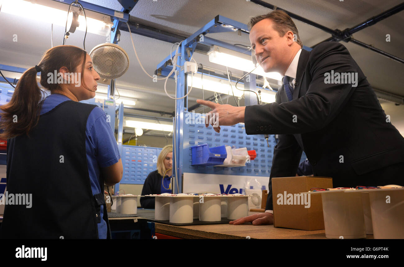 Premierminister David Cameron besucht den Hauptsitz des Lüftungs-Herstellers Vent-Axia in Crawley, East Sussex, wo er sich mit Mitarbeitern traf und sich mit diesen unterhielt, da das Unternehmen vor kurzem 26 neue Arbeitsplätze geschaffen hat, indem es die Produktion von China aus nach Großbritannien verlagert hat. Stockfoto