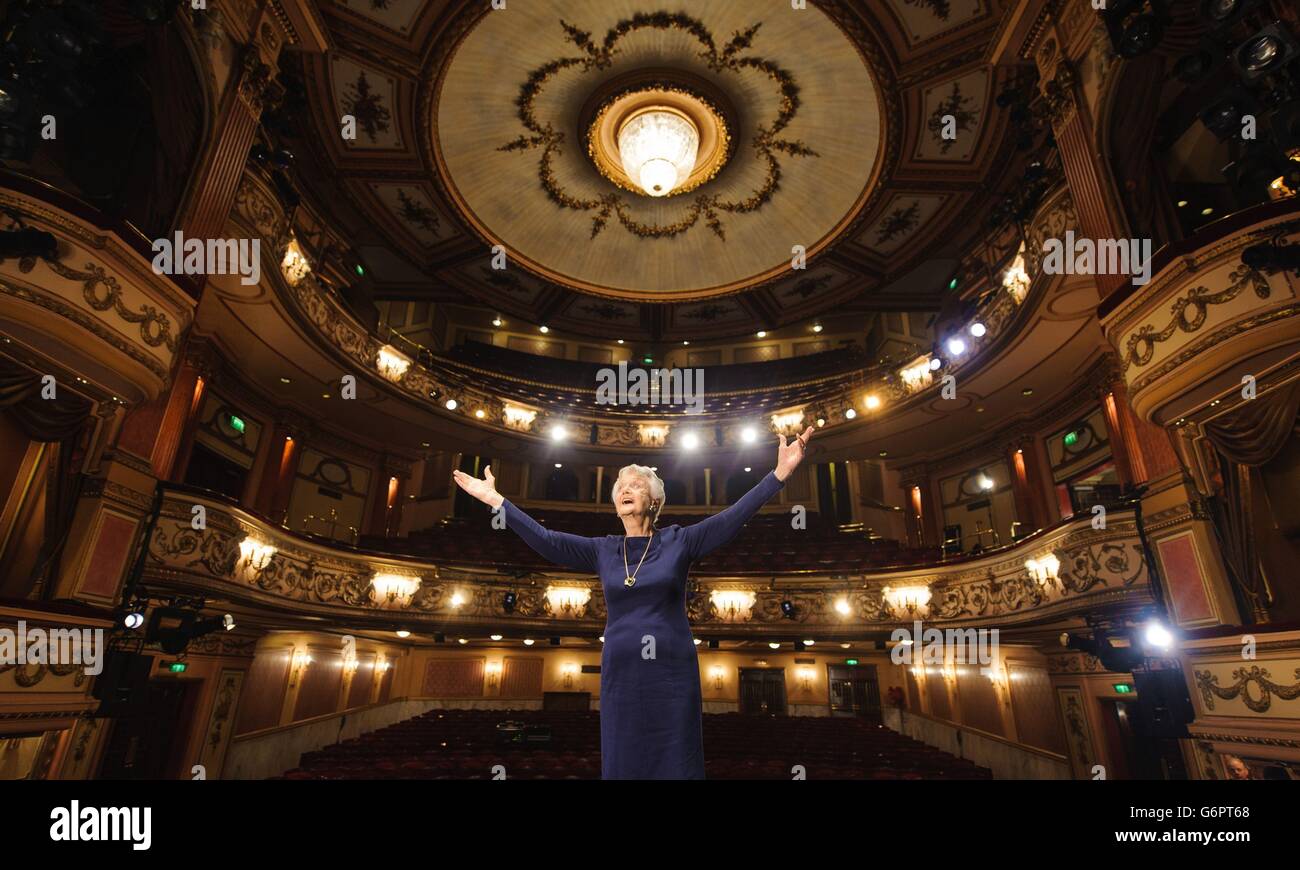 Die Schauspielerin Dame Angela Lansbury auf der Bühne während einer Fotoserie im Gielgud Theatre im Zentrum von London, wo sie die Rolle der Madame Arcati in einer neuen Produktion von „Blithe Spirit“ spielen wird, ihrer ersten Rolle im West End seit fast 40 Jahren. Stockfoto