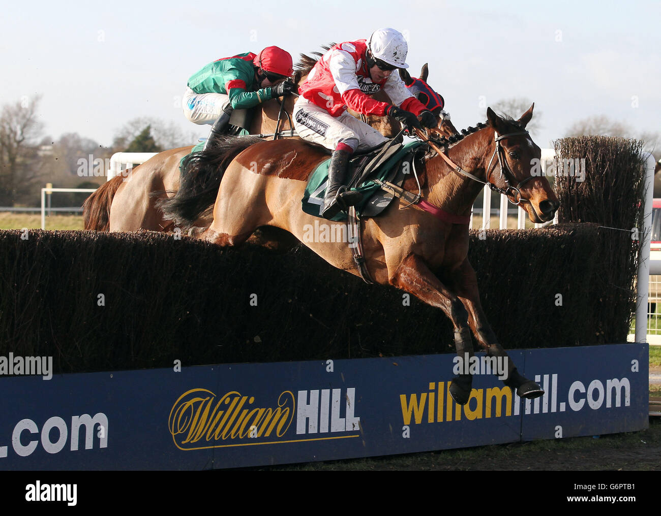 Union Jack D'YCY von Aidan Coleman auf dem Weg zum Sieg in der Handicap Chase rewards4racing.com auf der Warwick Racecourse geritten. Stockfoto