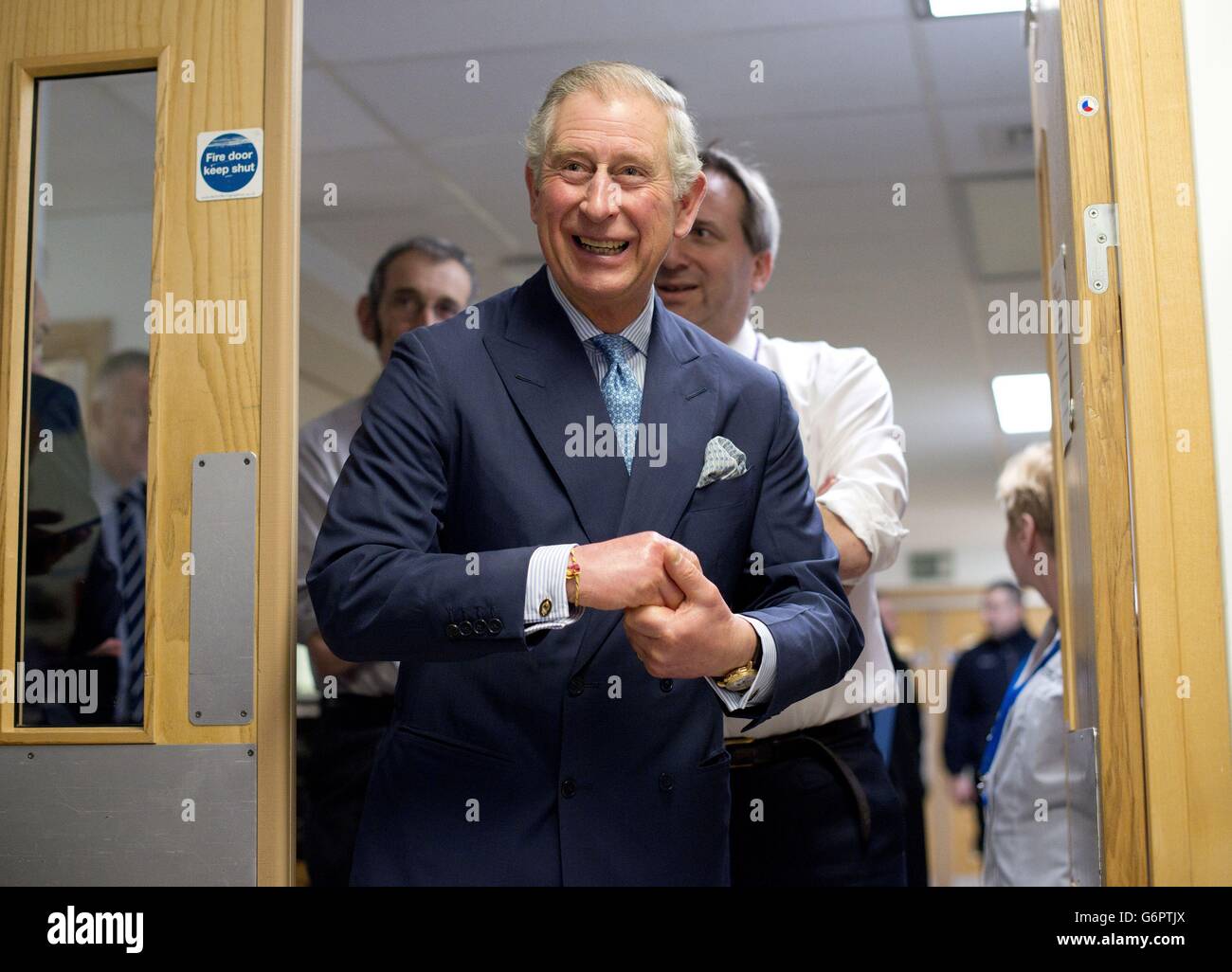 Der Prinz von Wales bei seinem Besuch im Kings College Hospital im Zentrum von London, wo er den hohen Standard der Krankenpflegeausbildung und des King's Volunteer Program hervorhob. Stockfoto