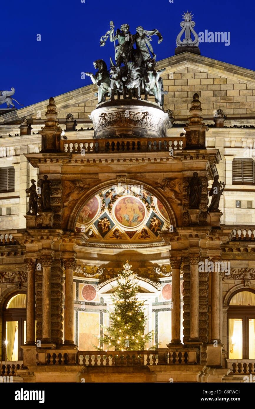 Semperoper mit Panther-Quadriga und Weihnachtsbaum, Dresden, Deutschland, Sachsen, Sachsen, Stockfoto