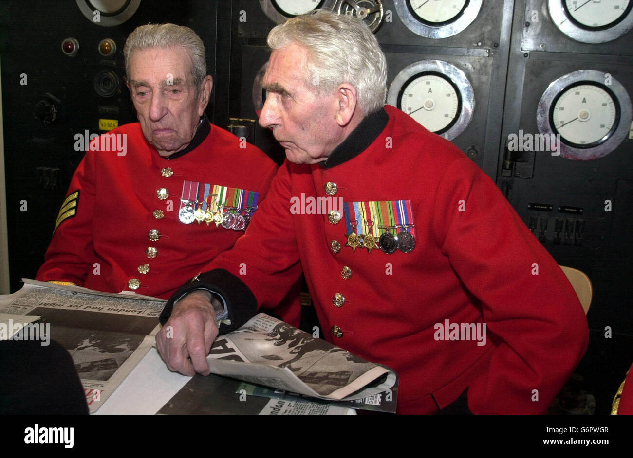 Veteranen des Zweiten Weltkriegs (l-r), Frank Chambers, 88, aus Kilburn, Nord-London, John Dean, 85, aus Huyton, Liverpool, begrüßt die Ankündigung, dass Veteranen 10 Millionen erhalten sollen, um für Besuche auf ausländischen Schlachtfeldern zu bezahlen, auf denen sie gekämpft haben. Das Heroes Return-Programm, das vom New Opportunities Fund der Lottery bezahlt wurde, wurde heute in den Cabinet war Rooms im Zentrum von London gestartet, wo Winston Churchill den Sturz Hitlers plante. Das Geld wird für Reisen in Länder, Schlachtfelder und Friedhofs bezahlt, wo die Veteranen kämpften und Kameraden verloren. Stockfoto