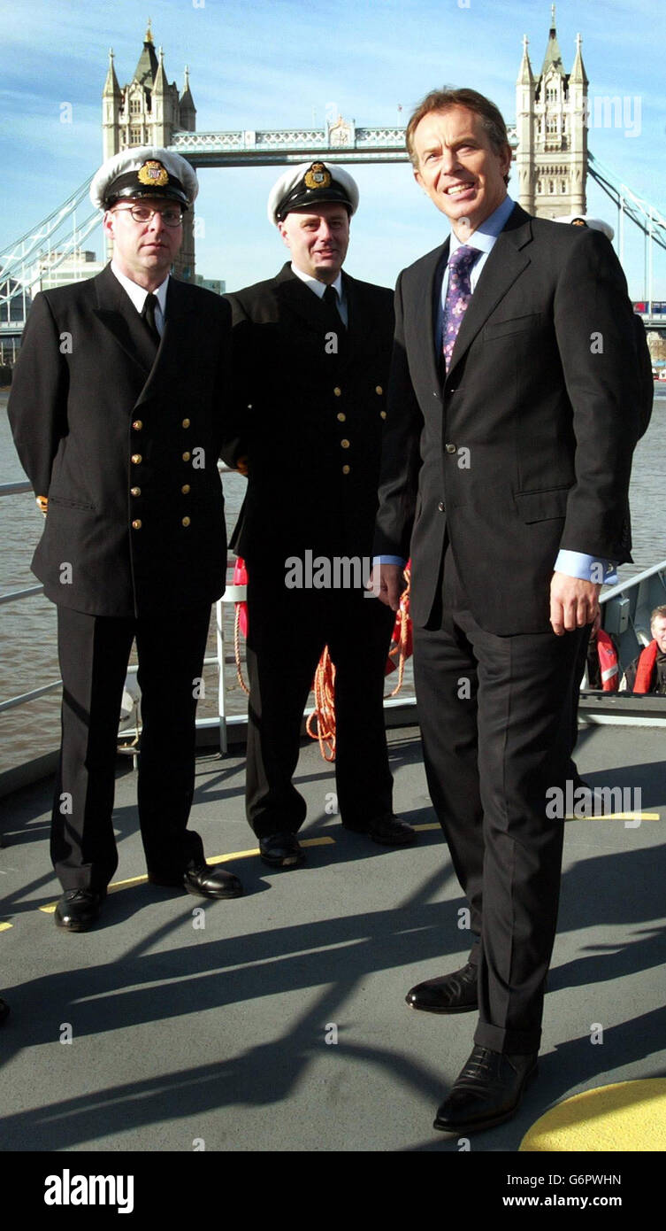 Premierminister Tony Blair steht bei einem Besuch bei HM Customs Cutter „Searcher“ in London mit namenlosen Offizieren zusammen. Die Regierung stellte Pläne für eine FBI-ähnliche Agentur vor, um gegen organisierte Verbrecherbanden vorzugehen. Die britische Agentur für schweres organisiertes Verbrechen wird die neue Welle von Kriminalbossen bekämpfen, die sich mit Drogenhandel, Menschenschmuggel, Betrug und Geldwäsche befassen. Stockfoto