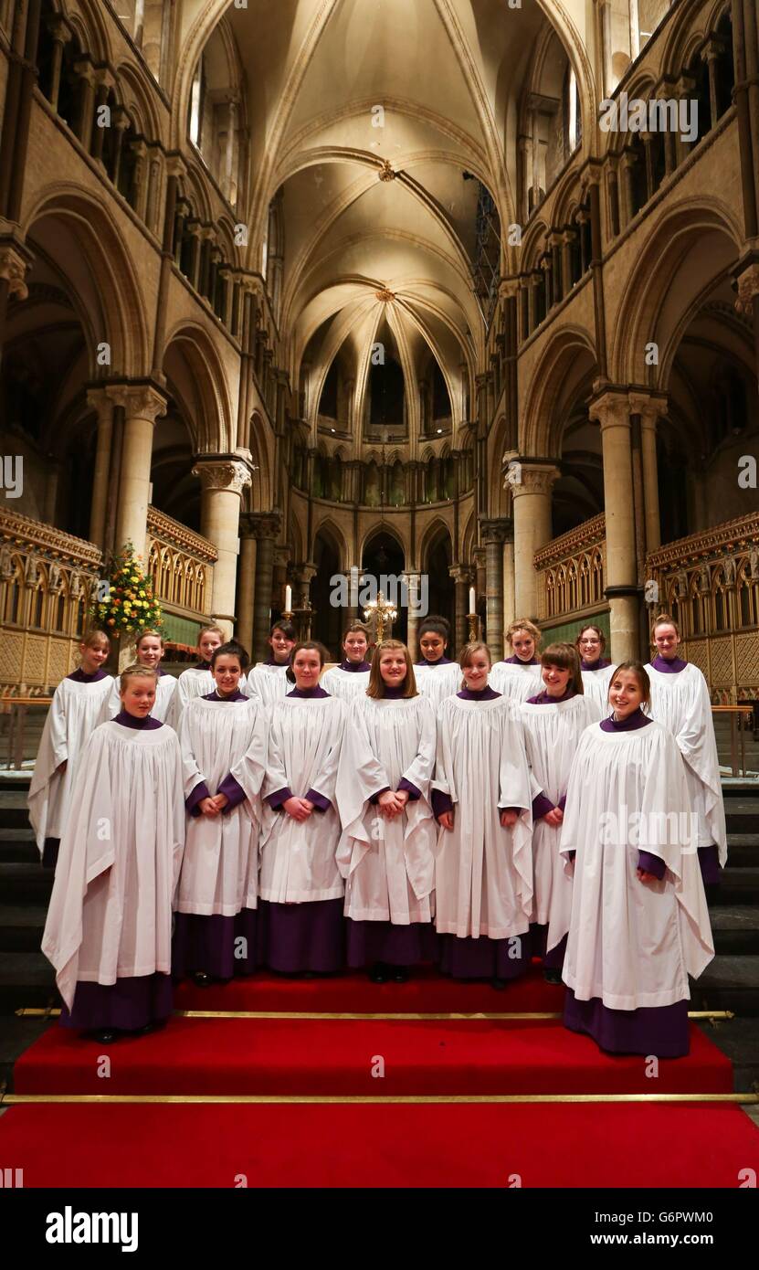 Die 16 Mitglieder des Canterbury Cathedral Girls Choir posieren für Fotos nach ihrer ersten Aufführung während Evensong in der Canterbury Cathedral in Kent. (Hintere Reihe von links nach rechts) Megan Bithel-Vaughan, Molly Swatman, Beatrice Ninham, Chloe Chawner, Ffion Green, Polly Preston, Ellen Spurling, Saskia Jamieson-BIBB, Rebekah Kennet, (vordere Reihe von links nach Reihe) Abby Cox, Elizabeth Green, Lauren Weir, Holly Smith, Olivia Earl, Laura Preston, Nicholson. Stockfoto
