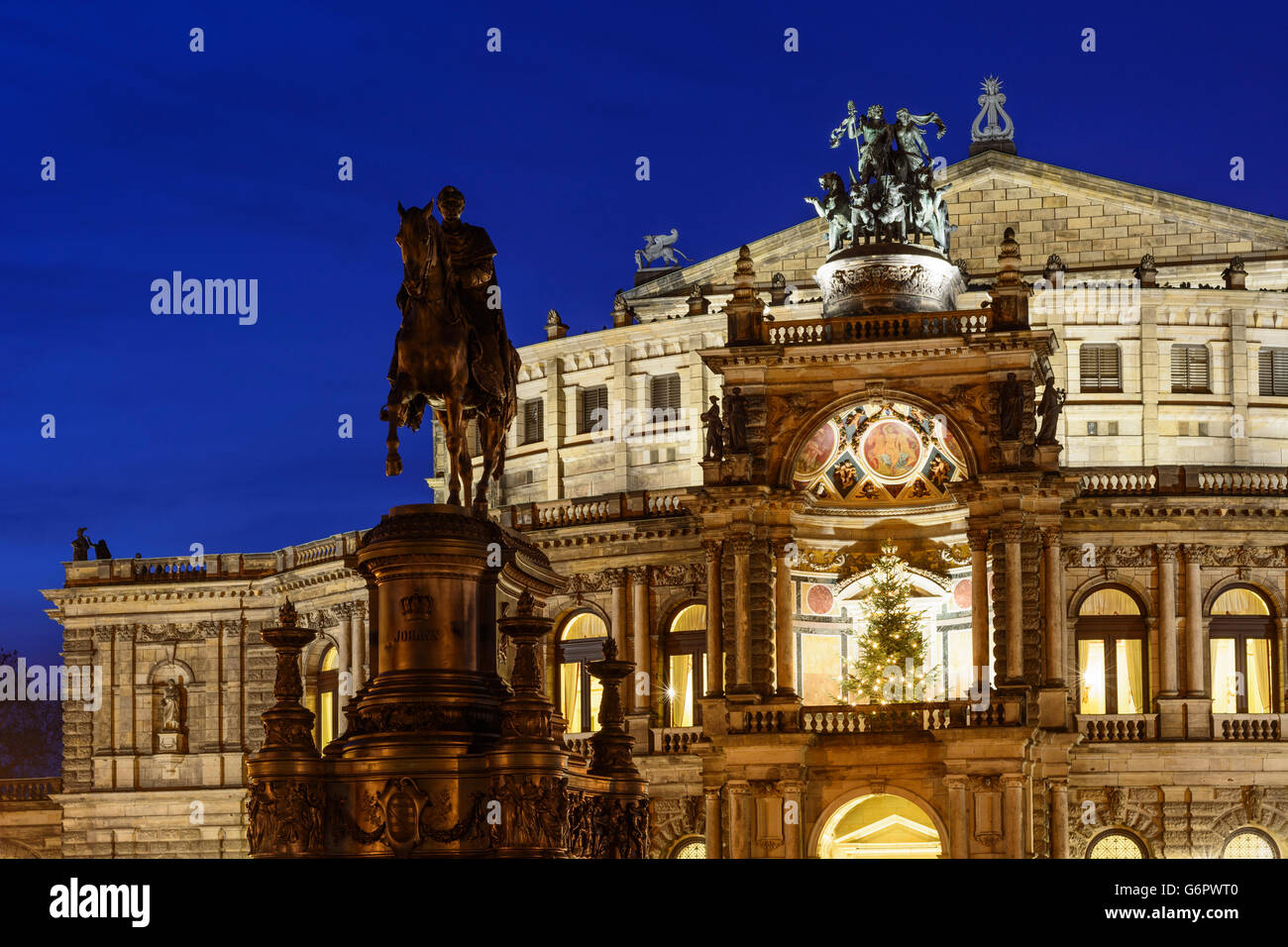 Semperoper mit Panther-Quadriga und Weihnachtsbaum mit der Vorderseite des König - Johann - Denkmal, Dresden, Deutschland, Sachsen, Sa Stockfoto