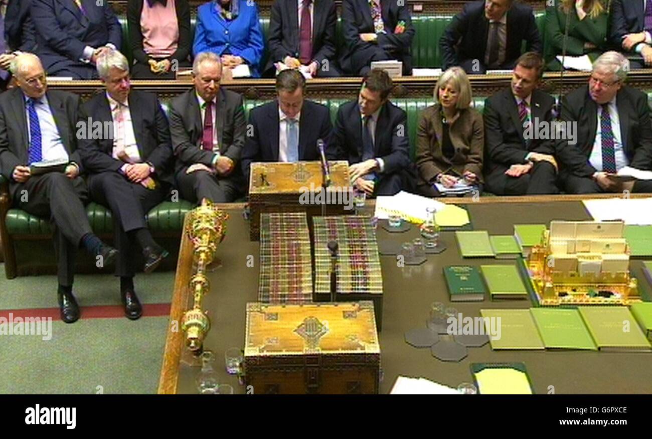 Premierminister David Cameron (vierter links) und Schatzkanzler George Osborne (vierter rechts) überprüfen Notizen während der Fragen des Premierministers im Unterhaus, London. Stockfoto