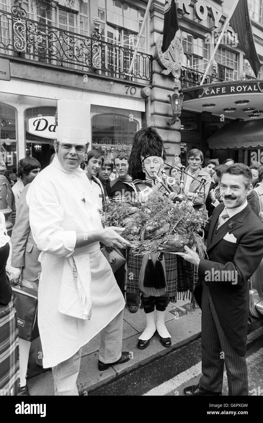 Die ersten schottischen Birkhühner, die London zu Beginn der Drehsaison erreichen, werden von Piper Charles Galloway musikalisch begrüßt. Sie werden von Chefkoch Roger Banfield und Grill Room Manager Carlo Ambrosini geleitet, die sie für den Lunch-Service im Cafe Royal in der Regent Street vorbereiten wollen. Stockfoto