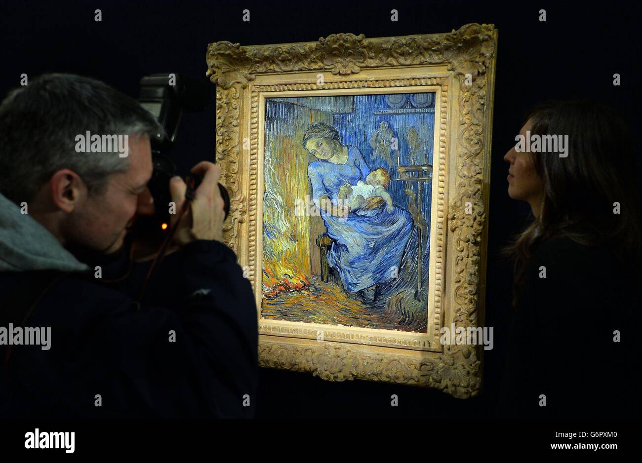 Eine Mitarbeiterin von Sotheby's untersucht den 'L'homme est en mer' von Vincent Van Gogh in ihrem Showroom im Zentrum von London, der voraussichtlich 6 Millionen Dollar bekommen wird, wenn er im nächsten Monat im Rahmen des Impressionismus, Moderne und Surreale Kunstverkaufs des Auktionshauses verkauft wird. Stockfoto