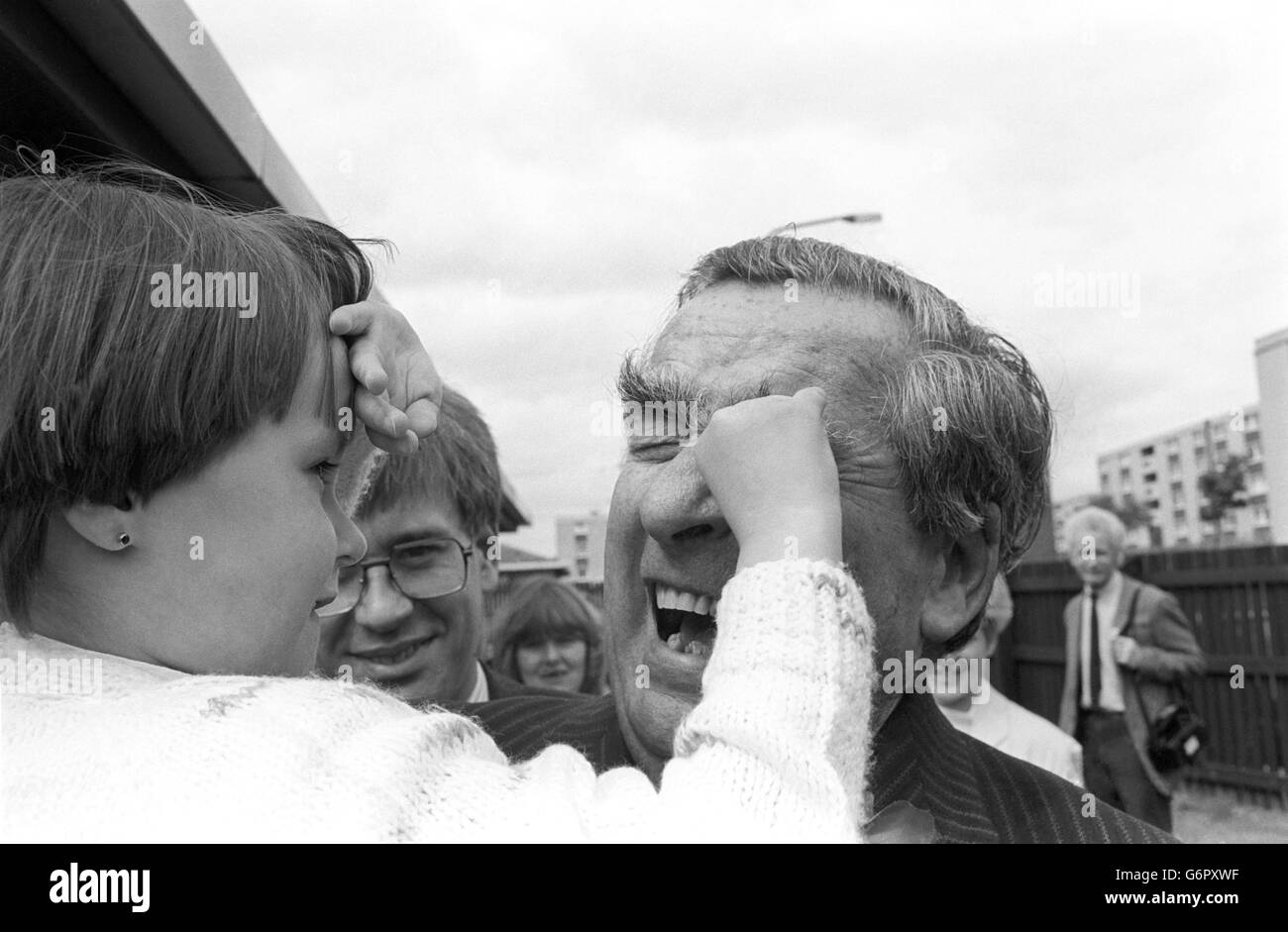 Der Schatten-Außenminister Denis Healey lässt sich bei einem Besuch in einer Kinderkrippe in Sighthill, Edinburgh, von der vierjährigen Carley Finnie aus Edinburgh die Augenbraue zupfen. Stockfoto