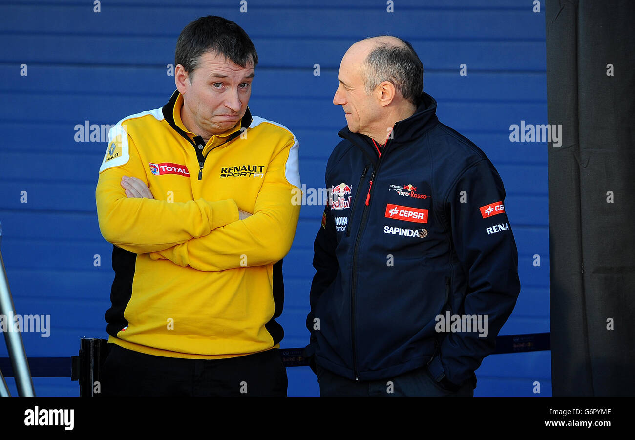 Toro Rosso Teamchef Franz Tost (rechts) mit Renault Sport F1 Stellvertretender Geschäftsführer Rob White beim Start des Formel-1-Autos Toro Rosso STR-9 auf dem Circuito de Jerez, Jerez, Spanien. Stockfoto