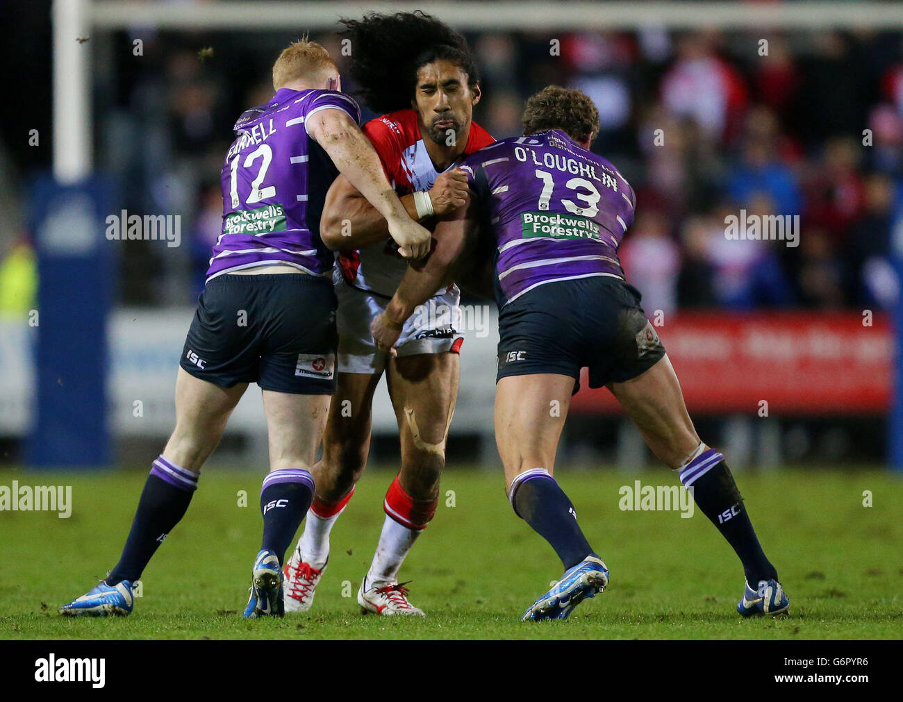 St Helens' Sia Soliola wird von Liam Farrell (links) von Wigan Warriors und Sean O'Loughlin während des Testimonial-Spiels von James Roby im Langtree Park, St. Helens, angegangen. Stockfoto