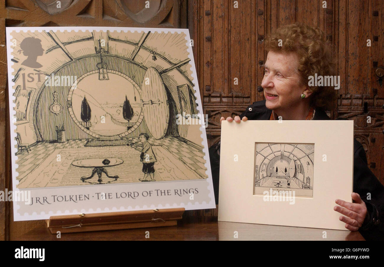 26/02/2004: Miss Priscilla Tolkein, jüngste Tochter des britischen Schriftstellers JRR Tolkein, mit der originalen Feder- und Tuschezeichnung der 'Hall at Bag-End' und einer Vergrößerung einer Marke, die von der Royal Mail am Donnerstag, dem 26. Februar 2004, herausgegeben werden soll, Zum Gedenken an den 50. Jahrestag der ersten beiden Teile von „der Herr der Ringe“. Tolkeins Zeichnungen sind permanent in der Bodleian Library in Oxford untergebracht, wo der Photograph aufgenommen wurde. Stockfoto