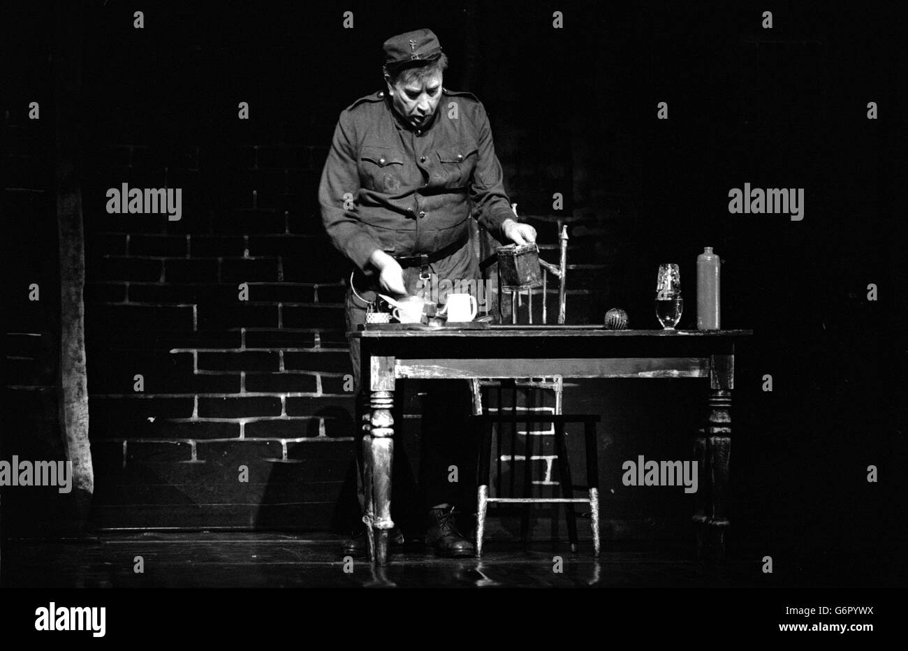 Comedian Frankie Howerd auf der Bühne des London Coliseum als Prison Warder Frosch aus der Fledermaus - die Rolle, in der er sein Debüt bei der English National Opera Company gibt. Stockfoto