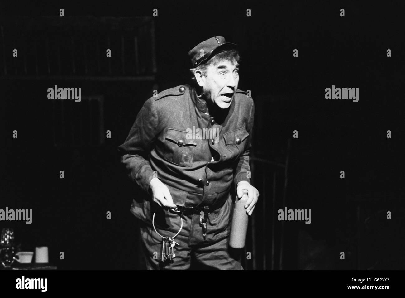 Frankie Howerd als Gefängniswärter Frosch Stockfotografie - Alamy