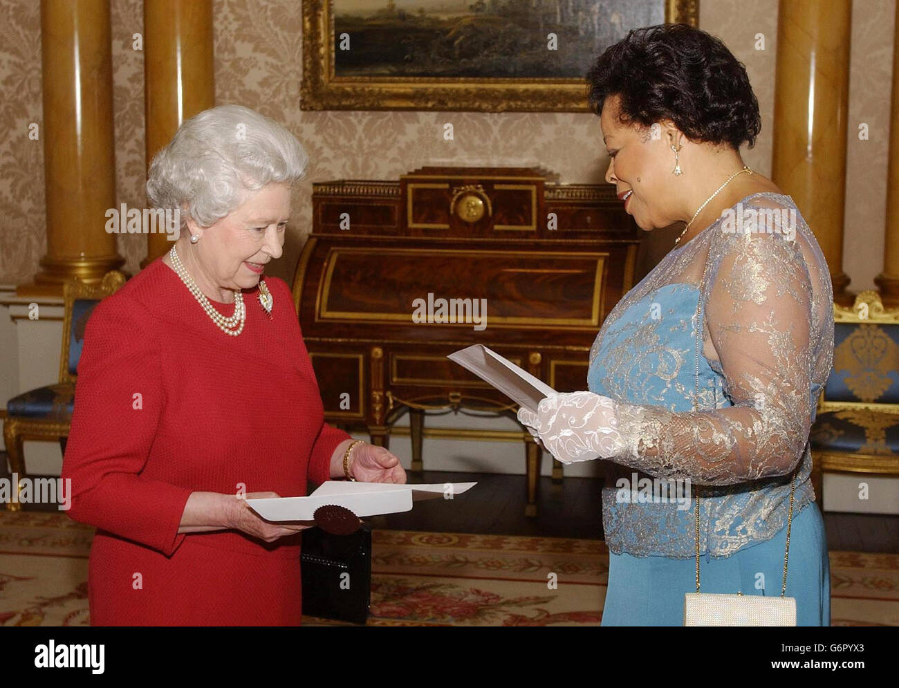 Die britische Königin Elizabeth II. Spricht mit ihrer Exzellenz, der Hochkommissarin für Trinidad und Tobago, Frau Glenda Morean-Phillip, nachdem sie ihr Beglaubigungsschreiben bei einer privaten Audienz im Buckingham Palace überreicht hat. Stockfoto