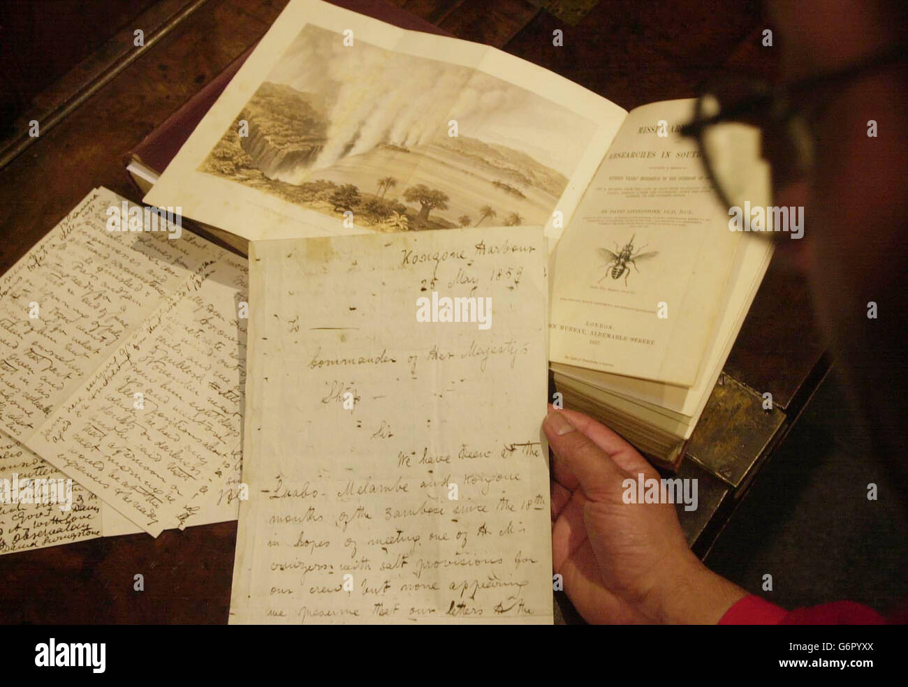 David Livingstones Botschaft in einer Flasche wird im Christie's in Mayfair, im Zentrum von London, ausgestellt. Der legendäre schottische Entdecker Livingstone schrieb vor fast 150 Jahren den Brief, in dem er dringende Vorkehrungen von allen vorbeifahrenden Schiffen forderte, die ihn gefunden hatten. Der Brief ist einer der Höhepunkte einer Sammlung von 800 Reise- und Naturhistorischen Büchern und Dokumenten, die von der Familie Keynes im Wert von 15,000 bis 20,000 verkauft werden. Stockfoto