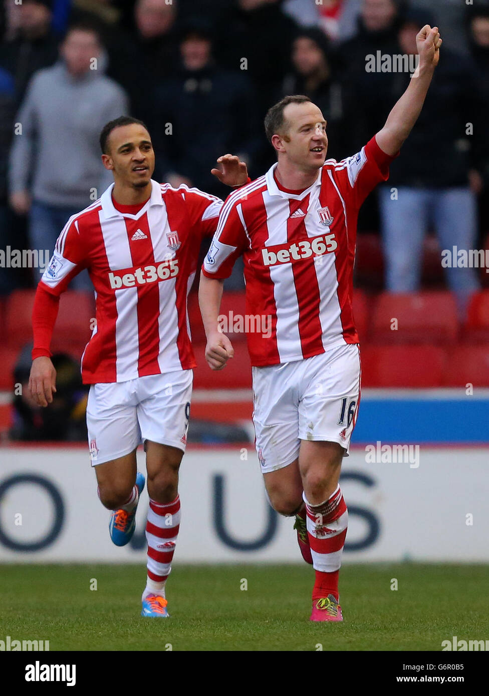 Charlie Adam von Stoke City (rechts) feiert den Torstand gegen Manchester United während des Barclays Premier League-Spiels im Britannia Stadium, Stoke. Stockfoto