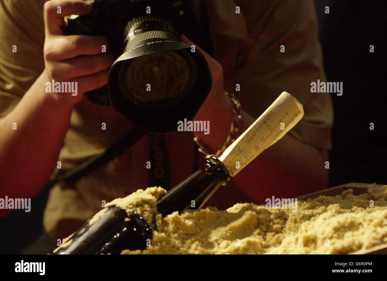 Ein von David Livingstone geschriebener Brief, der in einer Flasche an der Mündung des Zambesi-Flusses zurückgelassen wurde und dringende Vorräte von vorbeifahrenden Schiffen fordert, wird mit einer Kopie des Originalbriefes und einer Flasche aus dem 19. Jahrhundert rekonstruiert und bei Christie's in Mayfair im Zentrum von London fotografiert. Der ursprüngliche Brief selbst ist nur ein Teil von Christies bald erscheinenden Verkauf von Reise- und Naturbüchern und Literatur des 20. Jahrhunderts, die Quentin Keynes, dem Entdecker und Urenkel von Charles Darwin, gehört. Der Verkauf findet am 7. Und 8. April statt, und der Brief wird auf dazwischen geschätzt Stockfoto