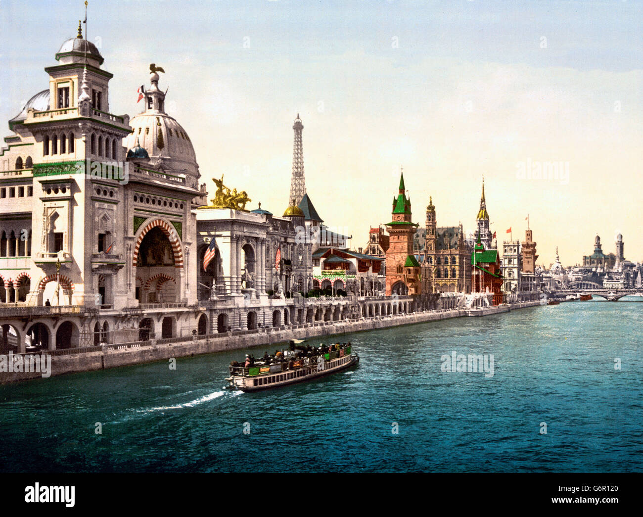 Weltausstellung Paris 1900. Die Pavillons der Nationen von der Seine, mit dem Eiffelturm in der Ferne, Exposition Universelle 1900, Paris, Frankreich. Stockfoto