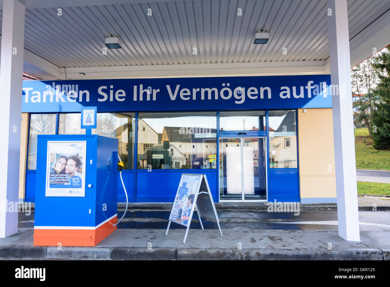 Volksbank Bank-Filiale in einer ehemaligen Tankstelle, Dürrröhrsdorf-Dittersbach, Deutschland, Sachsen, Sachsen, Stockfoto