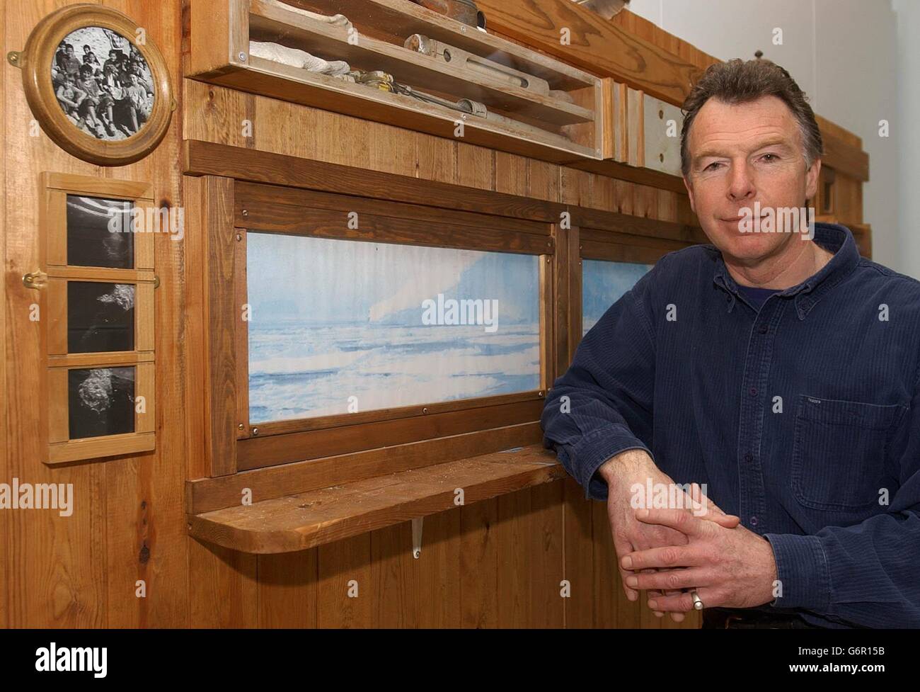 Der Künstler John Kelly in einer Nachbildung einer Polarhütte im Natural History Museum in London. John hat die Ausstellung 'Due South: Art and the Antarctic' zusammengestellt, nachdem er drei Monate auf den südlichen Orkney-Inseln verbracht hat. Stockfoto
