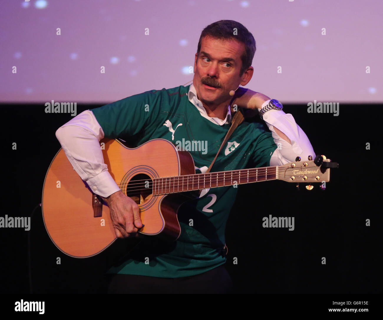 Astronautenkommandant Chris Hadfield singt 'danny Boy' beim Laya Heathcare Pendulum Summit Event im Dublin Convention Center. Stockfoto