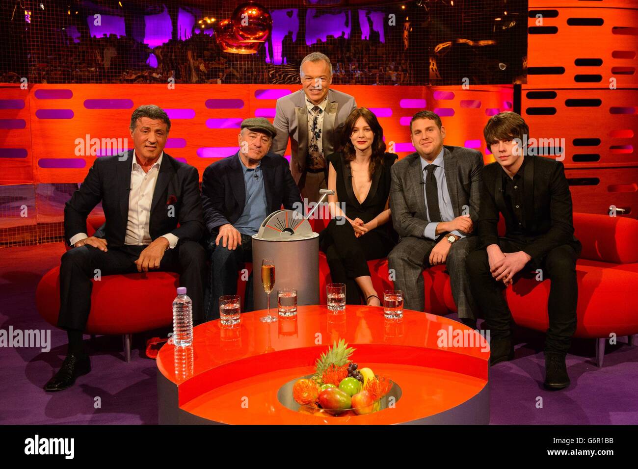 Sylvester Stallone, Robert De Niro, Carey Mulligan, Jonah Hill und Jake Bugg mit Host Graham Norton (hinten stehend) während der Dreharbeiten zur Graham Norton Show in den London Studios, Süd-London, die am Freitagabend auf BBC One ausgestrahlt werden. Stockfoto