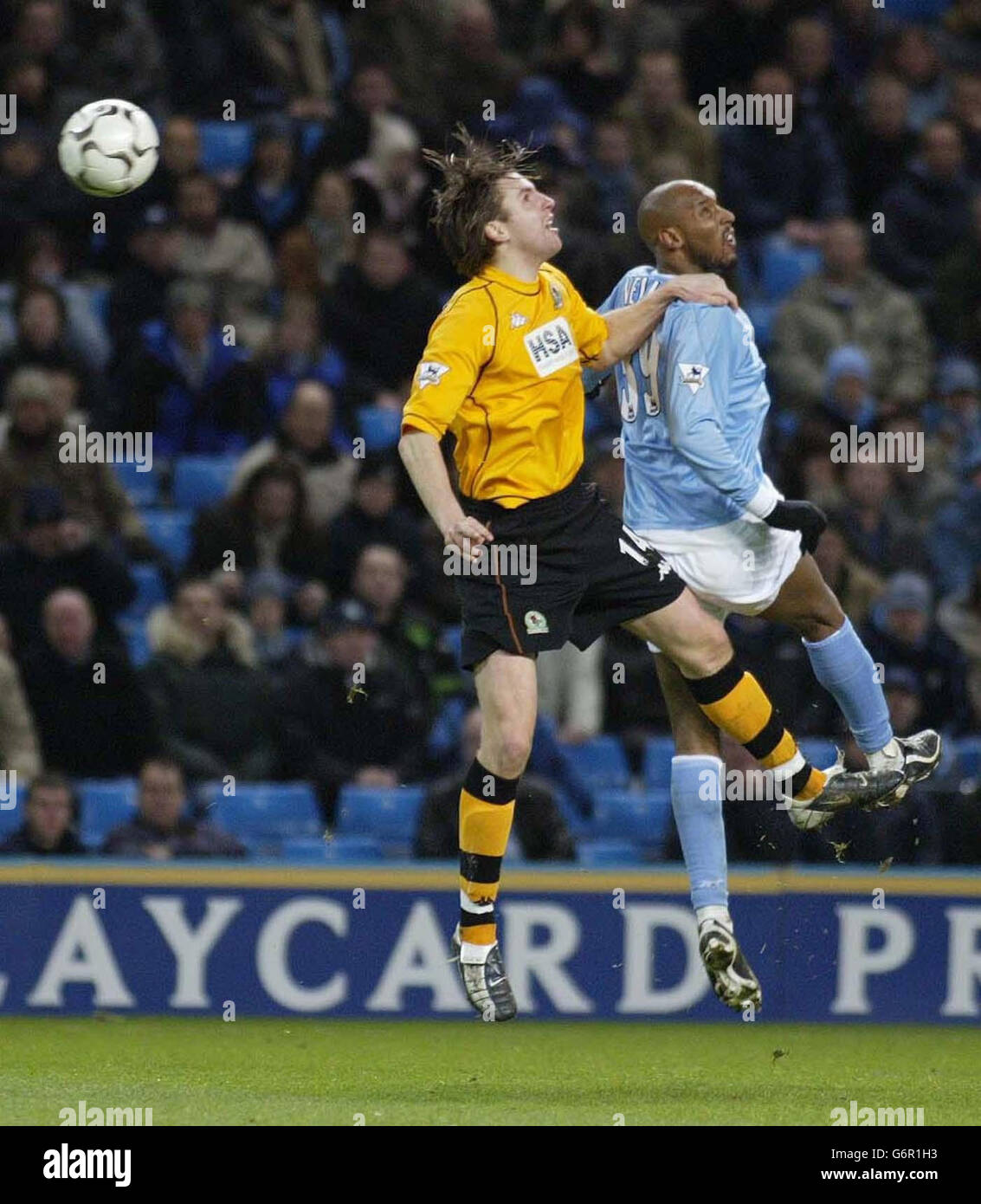 Nicolas Anelka (R) von Manchester City und Nils Johansson von Blackburn bei einer Luftherausforderung während des FA Barclaycard Premiership-Spiels im City of Manchester Stadium. Stockfoto