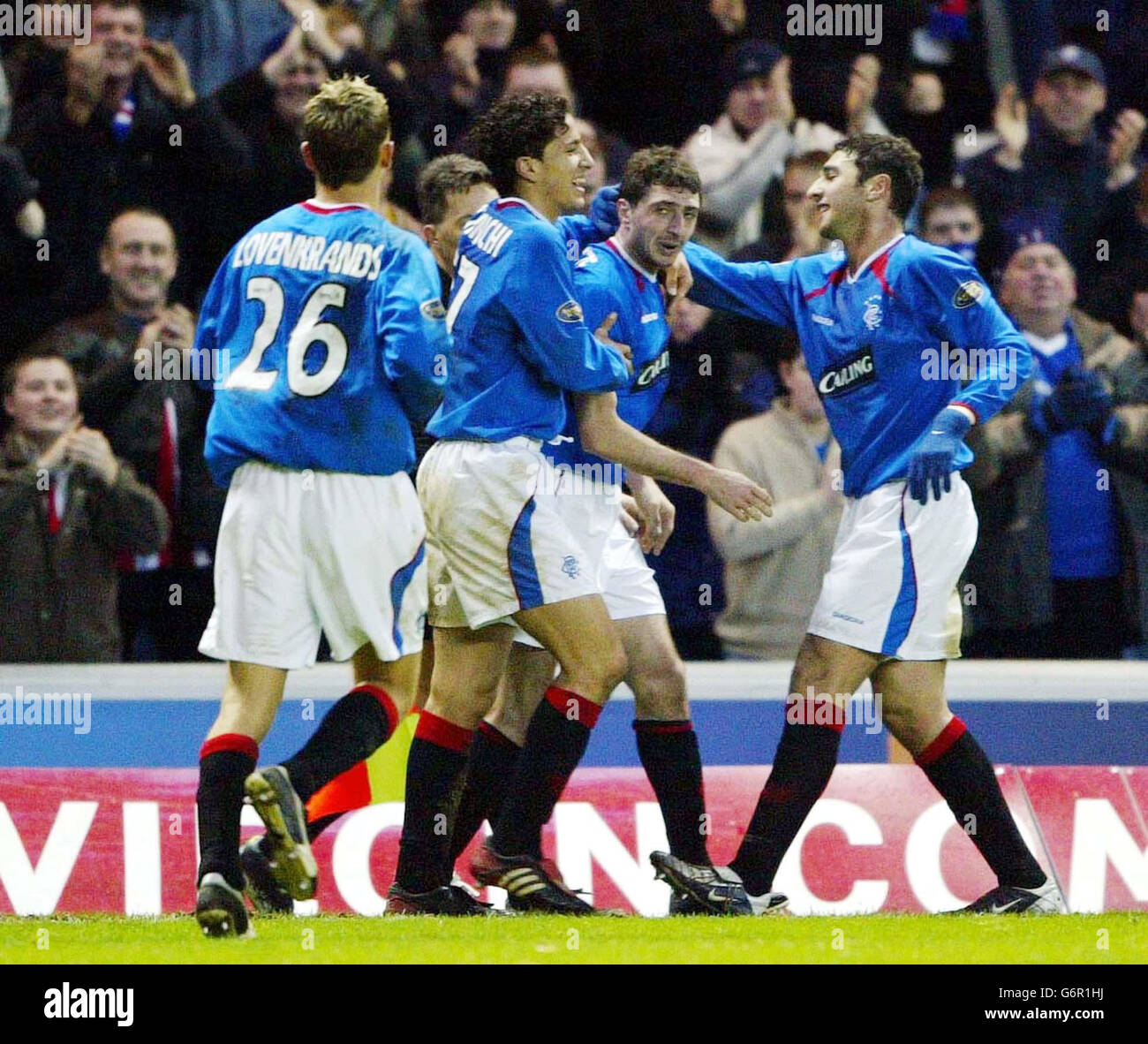 Shota Averladze der Rangers (zweite rechts) feiert mit Teamkollegen nach dem Treffer gegen Motherwell während ihres Bank of Scotland Scottish Premiership-Spiels im Rangers' Ibrox Stadium in Glasgow. Endergebnis: Rangers 1, Motherwell Nil. Stockfoto