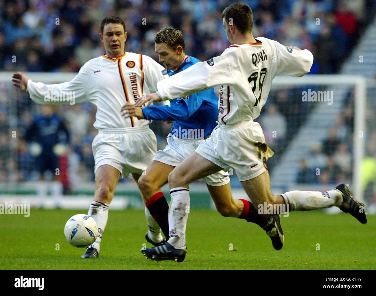 Peter Lovenkrands der Rangers schiebt bei ihrem Spiel der schottischen Premiership der Bank of Scotland im Ibrox Stadium der Rangers in Glasgow an Paul Quinn (rechts) und Jasin Dair von Motherwell vorbei. Endergebnis: Rangers 1, Motherwell Nil. NUR FÜR REDAKTIONELLE ZWECKE Stockfoto