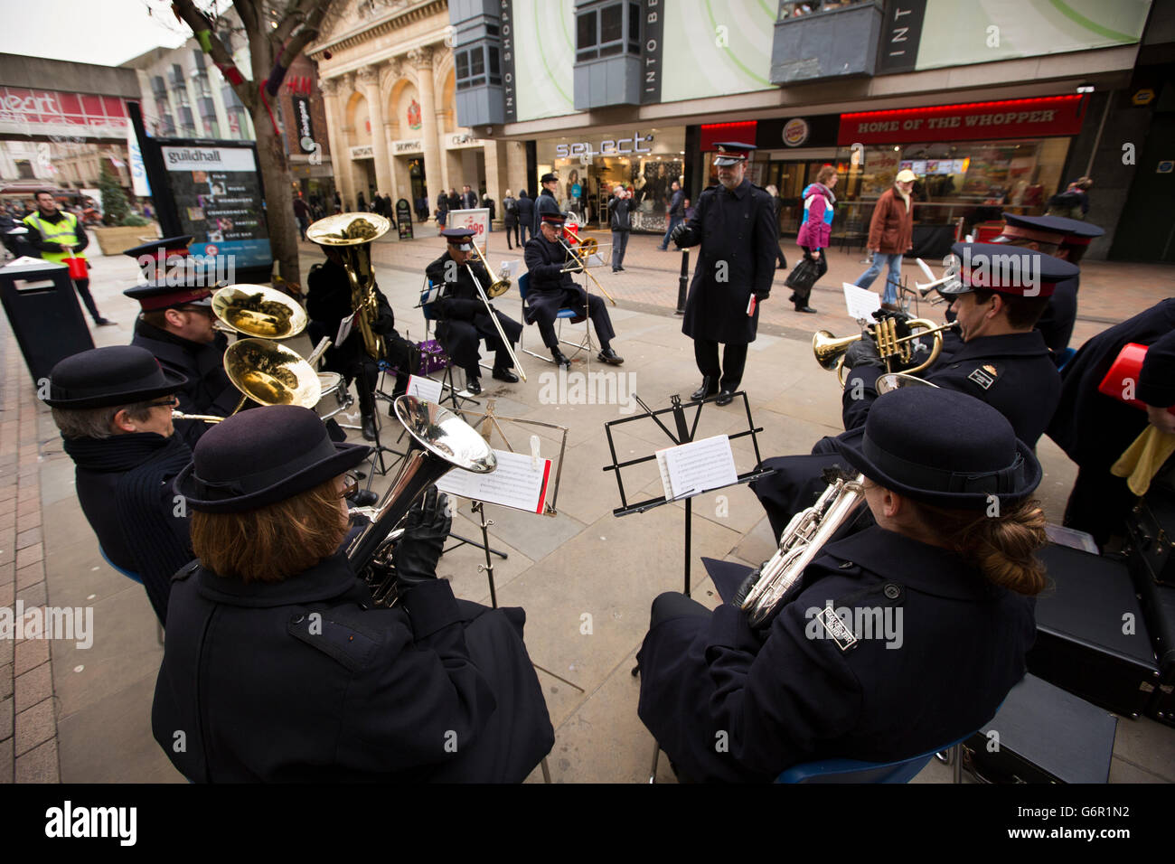UK, Gloucestershire, Gloucester, Eastgate Street, Heilsarmee-Band spielen im Freien zu Weihnachten Stockfoto