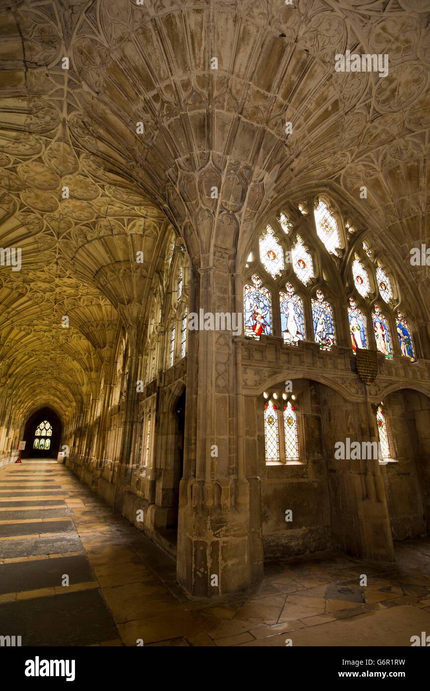 UK, Gloucestershire, Gloucester, Kathedrale, Kreuzgang, Großbritanniens älteste Fan gewölbten Decke mit 1865 James Fransillon Fenster Stockfoto