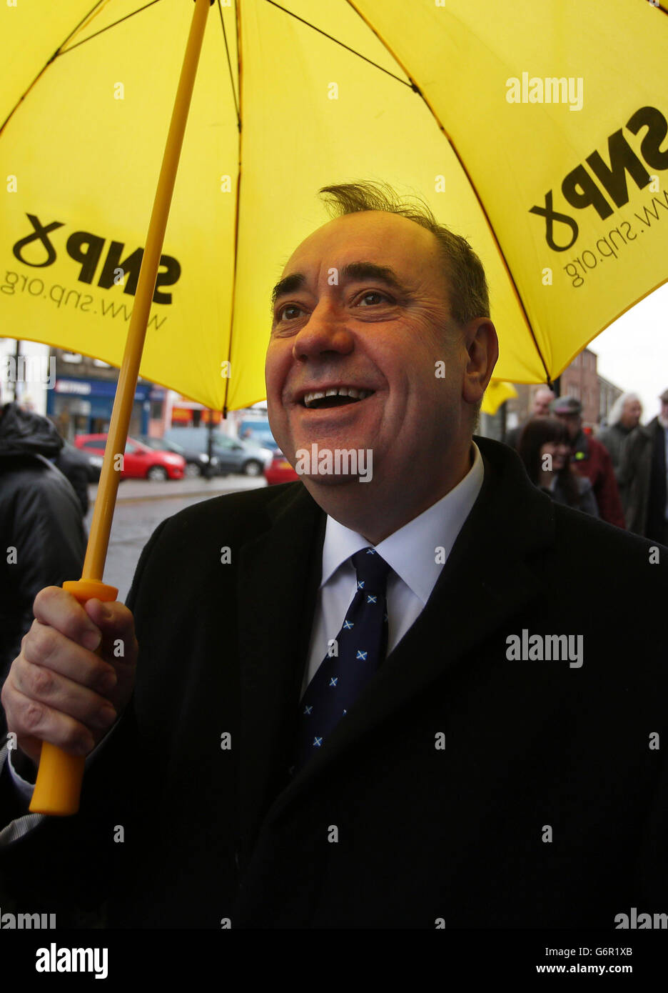 Alex Salmond, Vorsitzender der schottischen Nationalpartei, geht durch die Straßen von Inverkeithing, um sich auf die Nachwahlen in Cowdenbeath vorzubereiten. Stockfoto