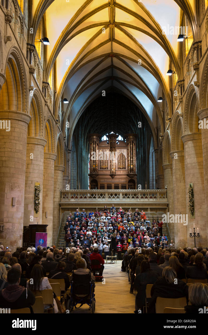 UK, Gloucestershire, Gloucester, Kathedrale, informelle Mittagessen Konzert von NHS Arbeitnehmers Pflege Chor Stockfoto