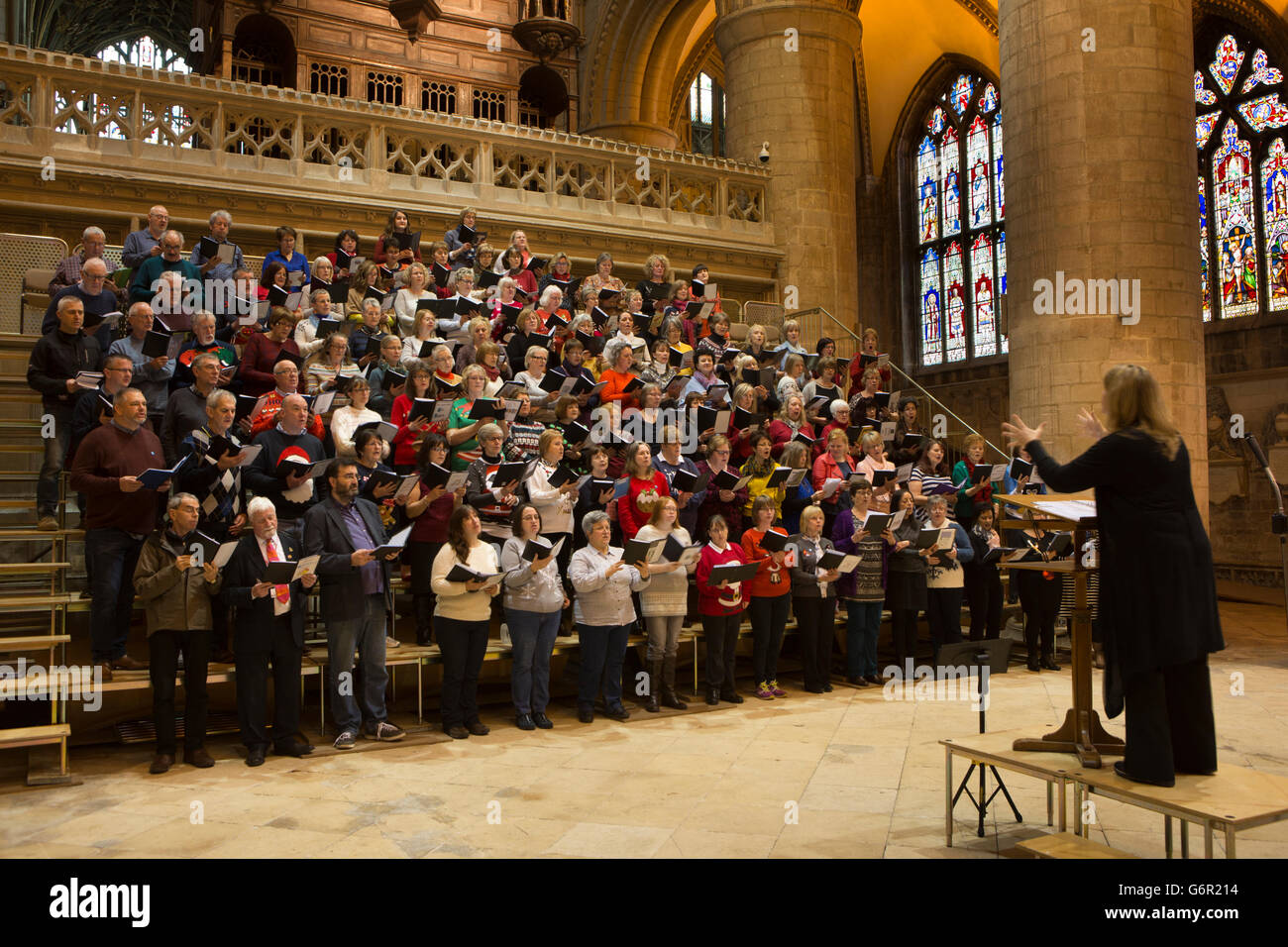 UK, Gloucestershire, Gloucester, Kathedrale, informelle Mittagessen Konzert von NHS Arbeitnehmers Pflege Chor Stockfoto