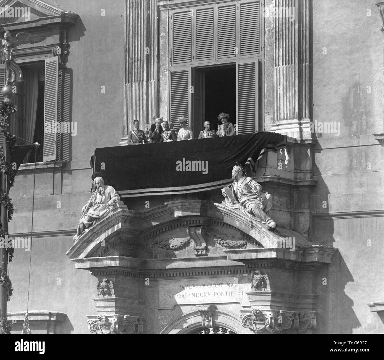 George V und Queen Mary, der König und die Königin des Vereinigten Königreichs, mit italienischer Königsfamilie auf dem Balkon des Quirinal Palace. Stockfoto
